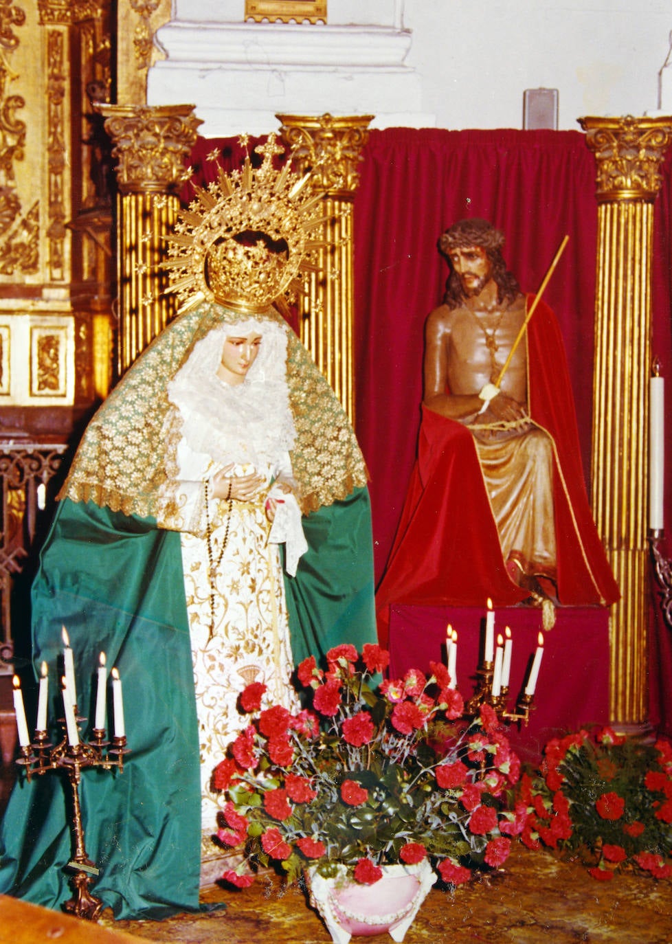 La Cofradía de los Estudiantes reside canónicamente hoy día en la iglesia del Santo Cristo de la Salud, tras su periplo por la iglesia de San Agustín y la parroquia de Nuestra Señora del Carmen. En esta instantánea de finales de la década de los 70 del siglo pasado se observa el montaje de los cultos, con el Cristo y la Virgen juntos. Un telón rojo y cuatro columnas estriadas servían de fondo al conjunto.