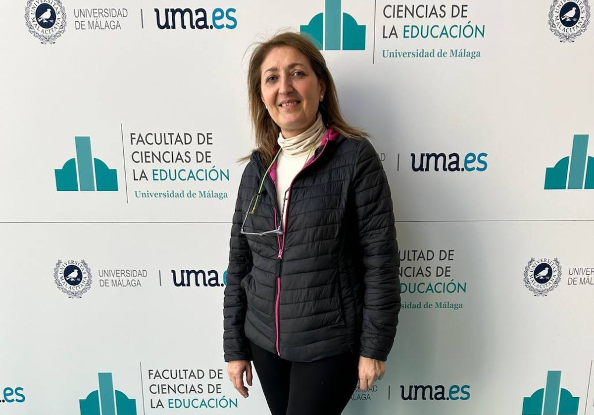 Isabel Lara posa en la Facultad de Ciencias de la Educación