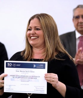 Imagen secundaria 2 - El rector, con los premiados de la promoción 2019/20. Andrés Bautista y María García tomaron la palabra en nombre de sus compañeros de promoción. 