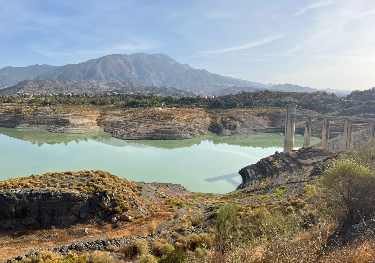 El embalse de La Viñuela apenas almacena 17,7 hectómetros cúbicos, el 10,7% de su capacidad.