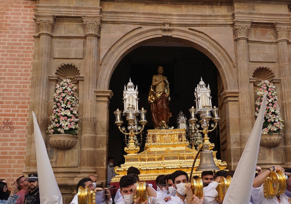 Salida del Cristo Resucitado desde la iglesia de San Julián la pasada Semana Santa.