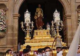 Salida del Cristo Resucitado desde la iglesia de San Julián la pasada Semana Santa.