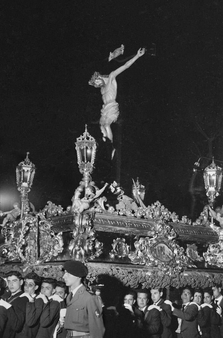 La imagen corresponde a la Semana Santa de 1960. El Cristo de Ánimas de Ciegos figura sobre el trono que estrenó en 1952, realizado por el tallista Andrés Cabello Requena y el dorador Emilio Suárez, según proyecto del escultor Adrián Risueño. Actualmente, este trono sale en procesión en Fuengirola, curiosamente en el cortejo de la Cofradía Fusionada de esta localidad costasoleña.