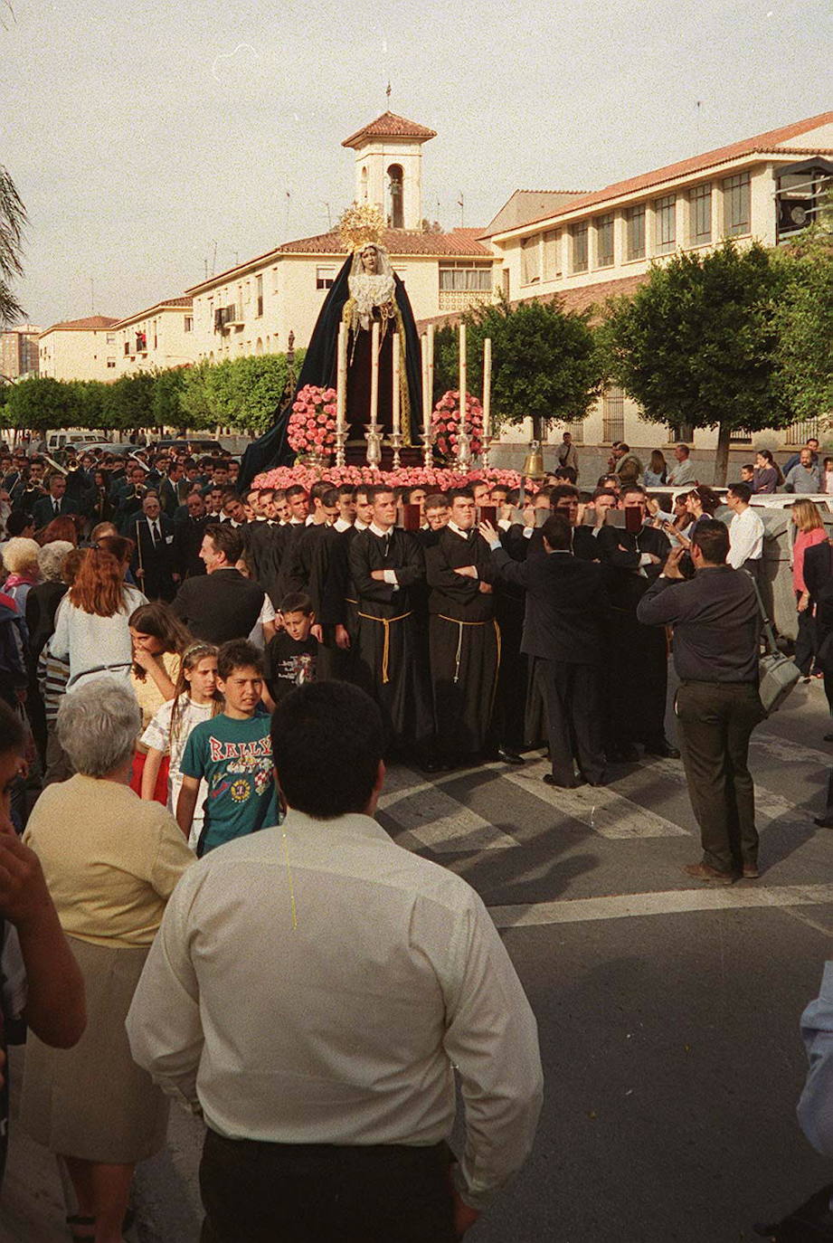 La Virgen Mediadora de la Salvación pisó la calle en procesión por primera vez en 2001. Precedido el trono por un cortejo de parejas de hermanos portando cirios azul pavo real, y con el acompañamiento de la banda de música de la Esperanza, la Dolorosa recorrió los barrios de las Delicias, Girón, Parque Mediterráneo, la Paz, Sixto y el Parque del Oeste.