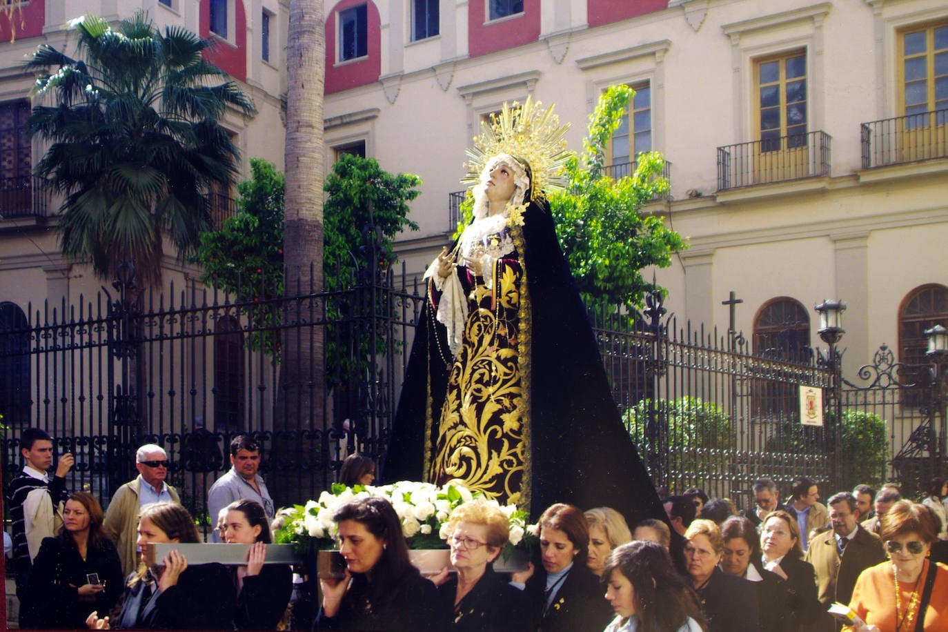 En el año 2008, la lluvia obligó a la hermandad a encerrarse en la Catedral. Sus imágenes permanecieron en el primer templo de la diócesis hasta la jornada del Viernes Santo en la que, por la mañana, fueron trasladadas a su anterior sede, en la parroquia de la Divina Pastora.