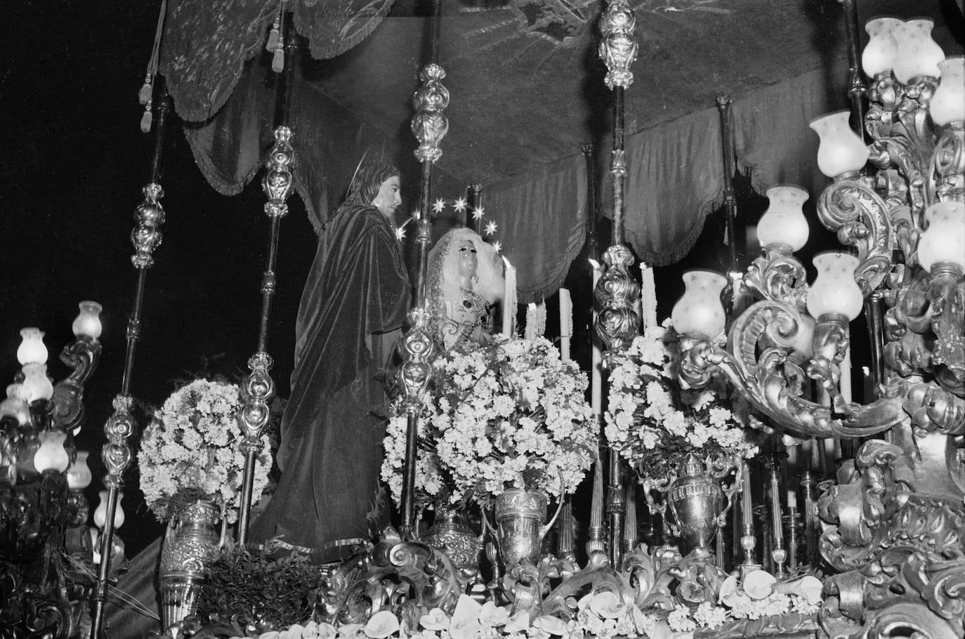 A finales de los años 40, la Virgen del Mayor Dolor estrenó un trono que había realizado en su origen Francisco Palma Burgos para la Virgen de la Amargura, de la cofradía de Zamarrilla. Lo utilizó hasta que en 1971 fue vendido a Vélez-Málaga y sustituido por el que había procesionado hasta entonces la Virgen del Rosario en sus Misterios Dolorosos, de la cofradía de la Sentencia, obra de Pedro Pérez Hidalgo.