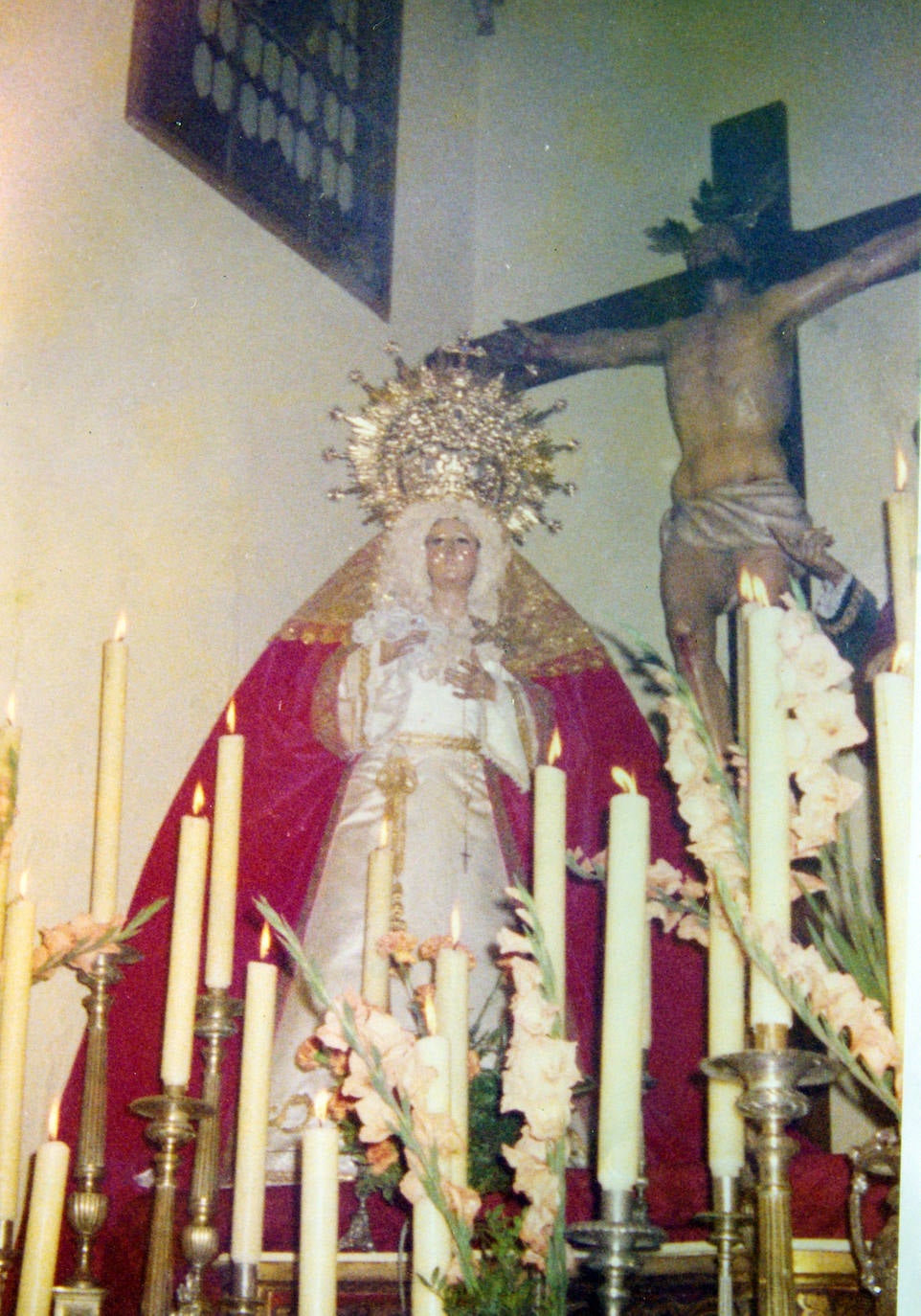 Cultos en la capilla del Cristo de la Exaltación, en la que se aprecia la anterior imagen de este Crucificado y la de la Virgen del Mayor Dolor, del siglo XVIII. Ambas tallas, así como la de San Juan Evangelista y la Virgen de Lágrimas y Favores, se perdieron en el incendio que sufrió esta capilla el 21 de julio de 1980.