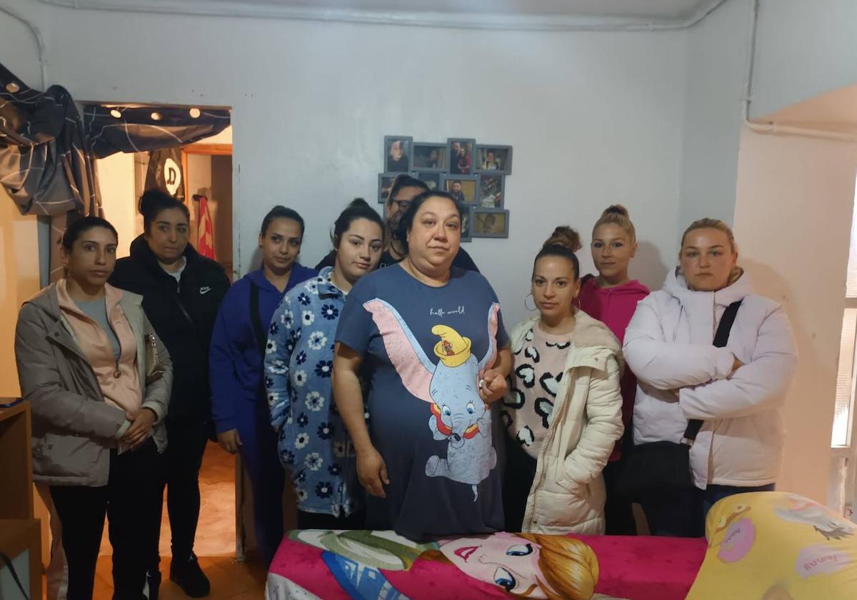 María Luisa Heredia y sus amigas, esta mañana, en su casa de Málaga.