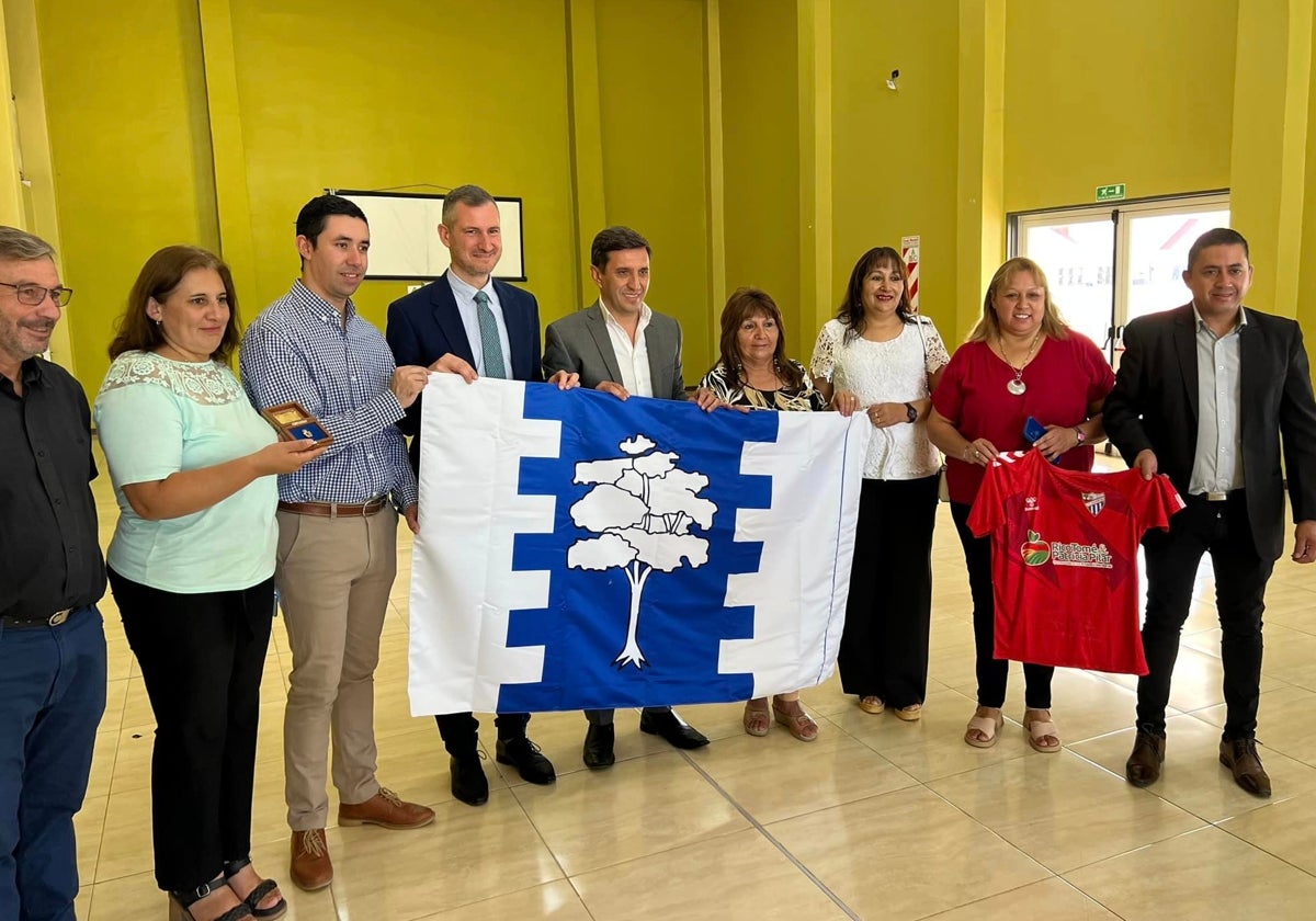 Foto de familia de los participantes en el hermanamiento entre Algarrobo y los municipios argentinos.