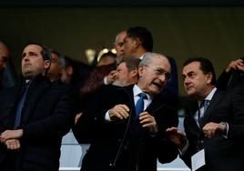 El director general del Málaga, Kike Pérez, y el administrador judicial, José María Muñoz, en el palco de La Rosaleda el pasado domingo en el Málaga-Racing con el alcalde Francisco de la Torre en el centro.