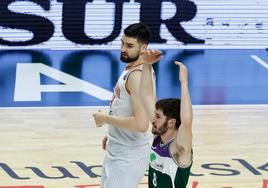 Brizuela celebra un triple en la segunda parte del partido contra el Galatasaray.