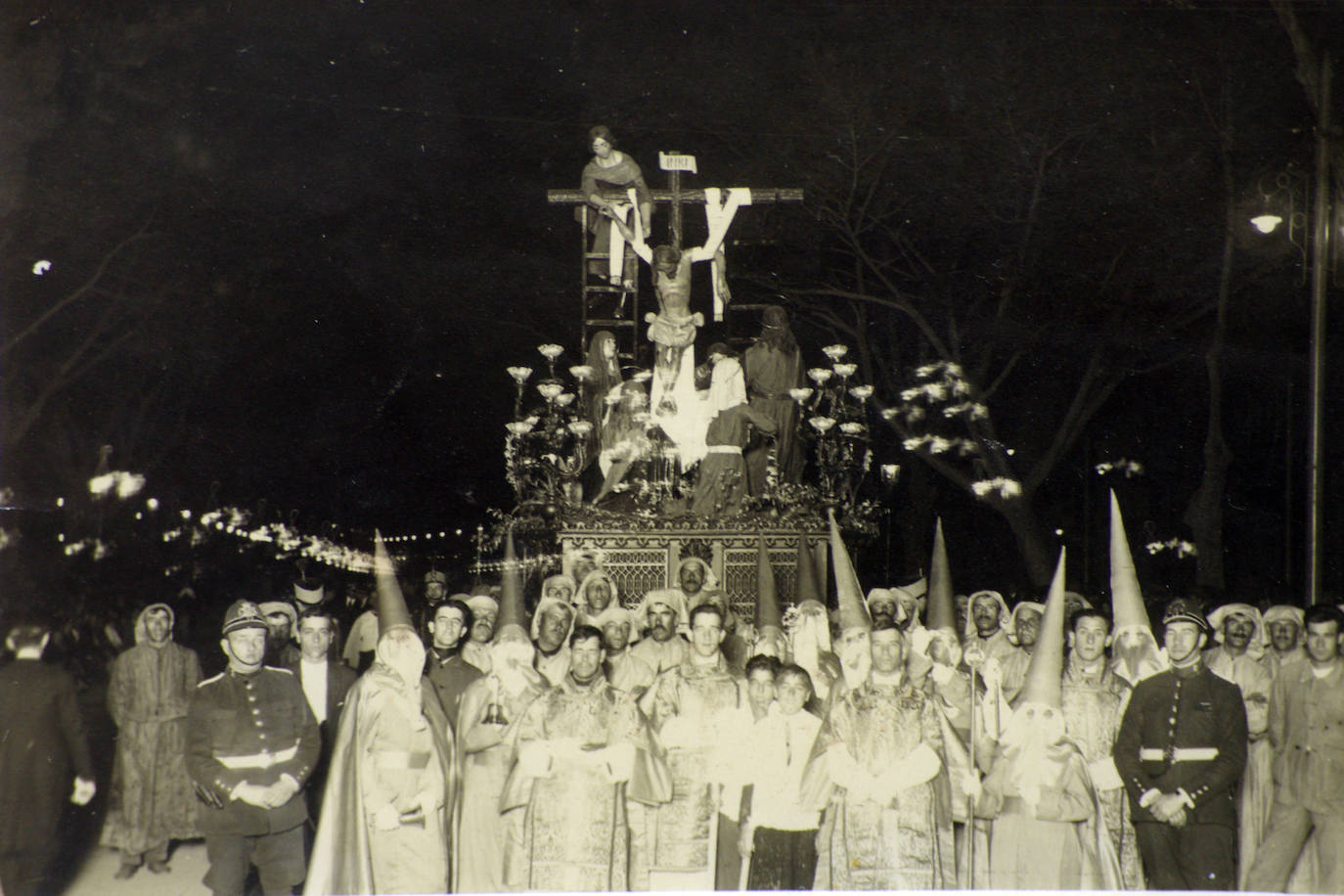 Primitivo grupo escultórico del Sagrado Descendimiento por la Alameda. Como se observa, las figuras se mostraban en un trono neogótico. Esta cofradía ya existía a mediados del siglo XVI. Se refundó en 1925 en la iglesia del Santuario de la Victoria como Cofradía del Sagrado Descendimiento y Santo Traslado de su Divino Cuerpo al Sepulcro.