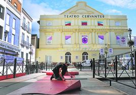 El Teatro Cervantes y sus alrededores se preparan ya para convertirse en el epicentro del cine español durante nueve días.