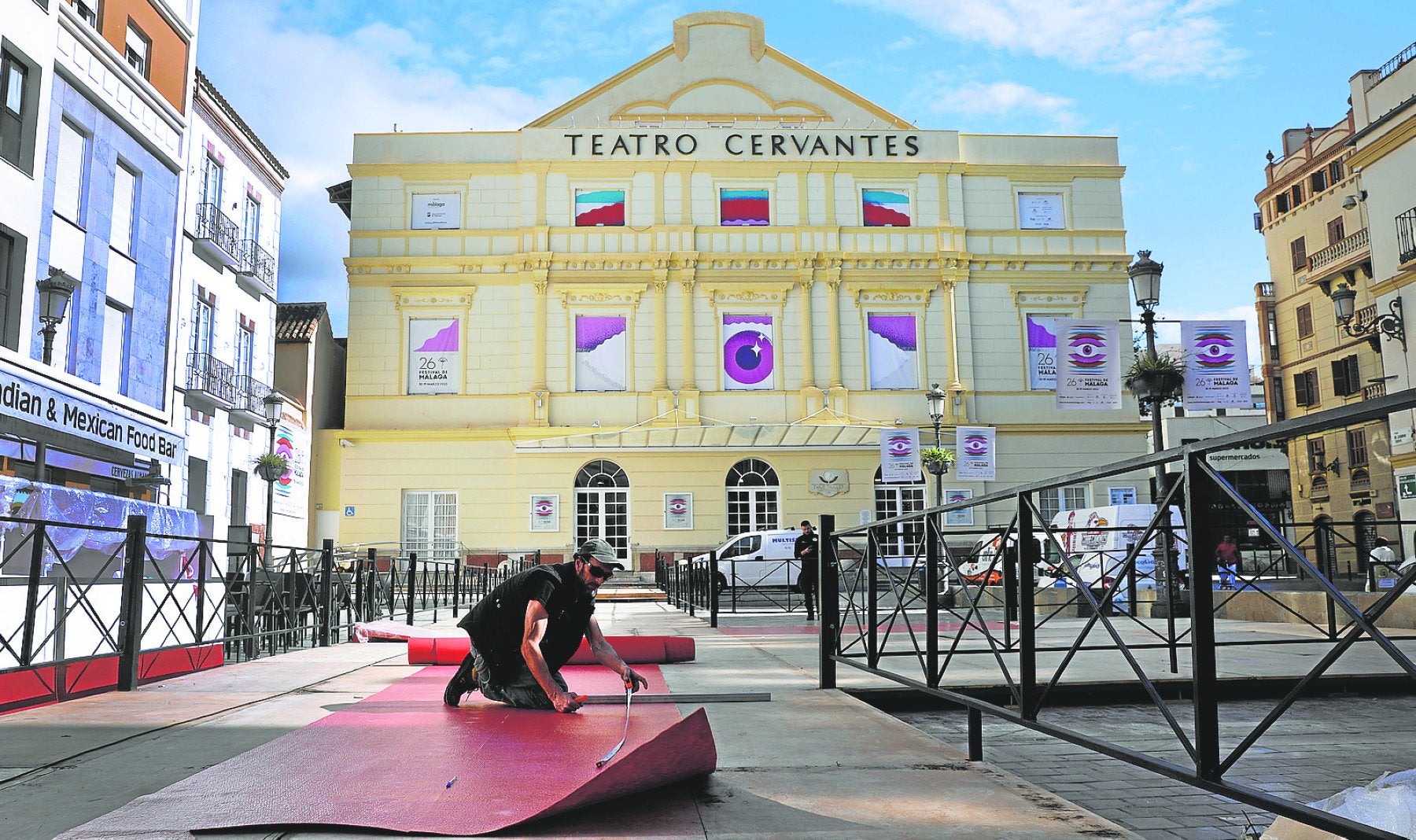 El Teatro Cervantes y sus alrededores se preparan ya para convertirse en el epicentro del cine español durante nueve días.