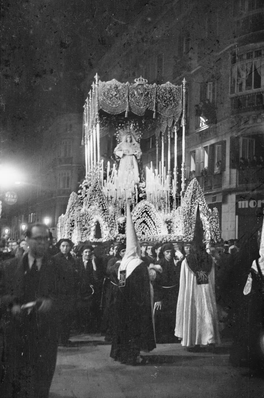 Tras la guerra civil, la Cofradía del Amor adquirió una nueva imagen de la Virgen de la Caridad, obra del escultor granadino Nicolás Prados López, que salió por vez primera n 1940. Fue procesionada durante varios años en singulares tronos de flores iluminados con bombillas. El palio y el manto ya son obra del bordador sevillano Leopoldo Padilla, que regaló la actual imagen de la Virgen, obra de un joven Francisco Buiza.