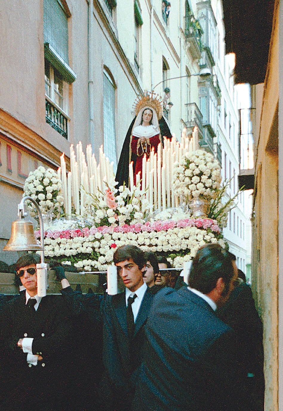 Instantánea de la primera salida de la actual Virgen de los Dolores, de la parroquia de San Juan, en 1978.