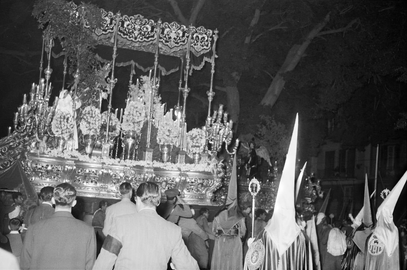 Domingo de Ramos de 1959. En la Alameda se produce el cruce de la Virgen de la Paz con Jesús Orando en el Huerto, una estampa perdida en el tiempo.