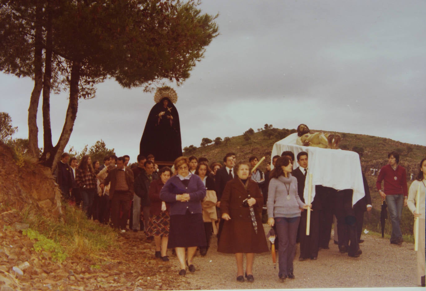 Las imágenes del Cristo Yacente de la Paz y la Unidad y de la Virgen del Monte Calvario son trasladadas al santuario de la Victoria desde la ermita para su primera salida procesional, que se llevó a cabo en Sábado Santo. La Virgen va vestida completamente de negro y el Señor figura en un catafalco cubierto por una sábana blanca.