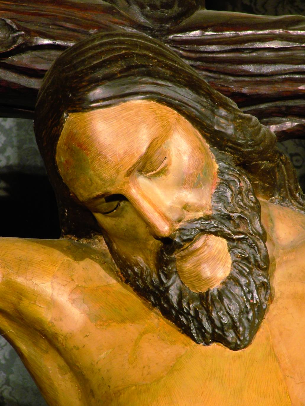 El Santísimo Cristo de la Vera Cruz es una obra anónima del siglo XVI, reconstruida en el siglo XX. Deteriorado tras la contienda civil, sus restos fueron colocados en la trascapilla de la Exaltación que, después la guerra, se reformó, quedando dichos restos ocultos y siendo descubiertos tras la reforma llevada a cabo en los 80 como consecuencia del incendio surgido en San Juan. La imagen se recompuso por Óscar San José, y fue en 1991 cuando se decidió su recuperación para volver al culto externo.