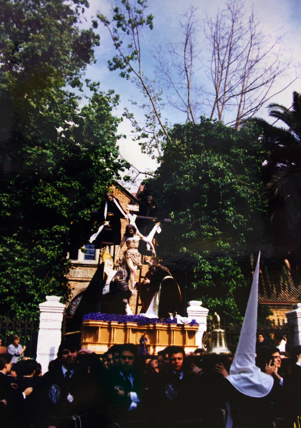 Viernes Santo 13 de abril de 1990. El grupo escultórico del Sagrado Descendimiento sale por segunda vez a la calle tras el estreno del año anterior y la solemne bendición en la Catedral, que se celebró el 27 de febrero de 1988.