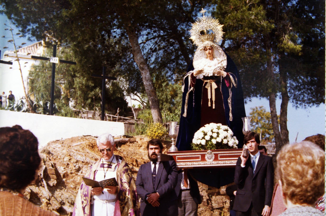 Traslado de la Virgen del Monte Calvario en 1984 y delante, el sacerdote don Manuel Gámez, figura clave de esta corporación para su reorganización. La primera salida procesional de esta hermandad la realizó en 1979, todavía sin ser erigida canónicamente.