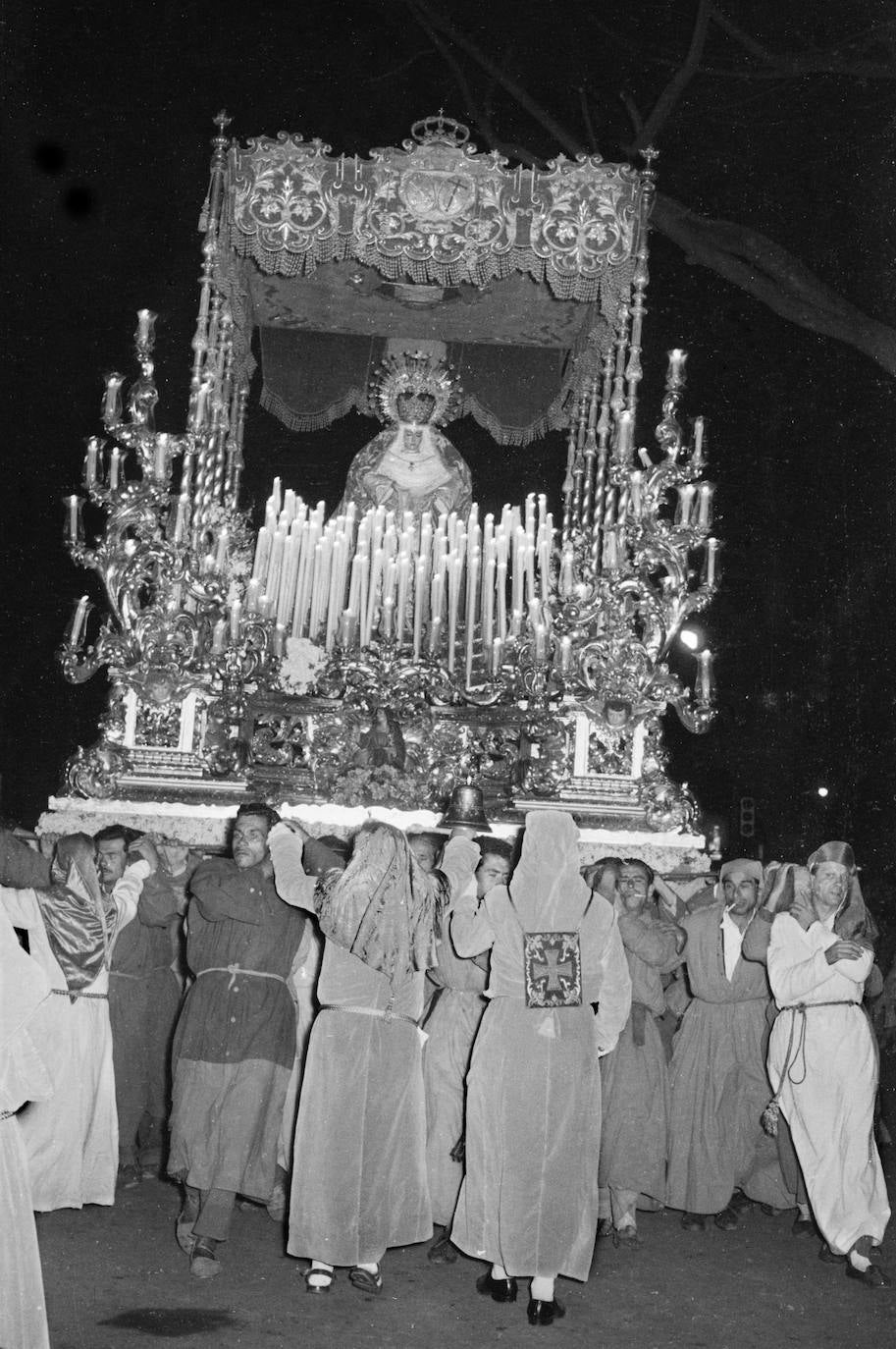 La Virgen de Consolación y Lágrimas figura en el trono, ya completamente terminado, que proyectó y talló para ella el artista local Pedro Pérez Hidalgo. Los hombres de trono acentúan su esfuerzo bajo los árboles centenarios de la Alameda Principal. Toda la cera encendida ilumina el rostro de la Dolorosa, que luce ataviada con un amplio tocado o rostrillo.