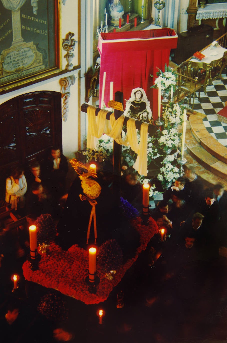 La Virgen de los Dolores en su Amparo y Misericordia en su trono, saliendo de San Felipe Neri en 1995, con la Virgen de Servitas al fondo en su altar efímero.