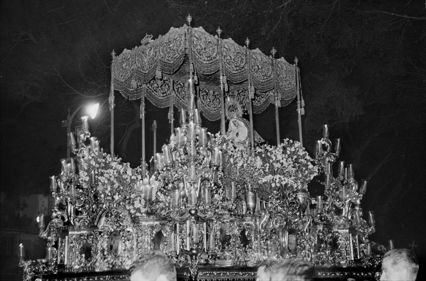 Sale a las calles de Málaga, ya totalmente terminado, el trono que Pedro Pérez Hidalgo realizó para la Virgen de la Caridad, todo un alarde de monumentalidad y grandiosidad que años más tarde sería desechado por el enorme peso que suponía para unos hombres de trono entonces asalariados.