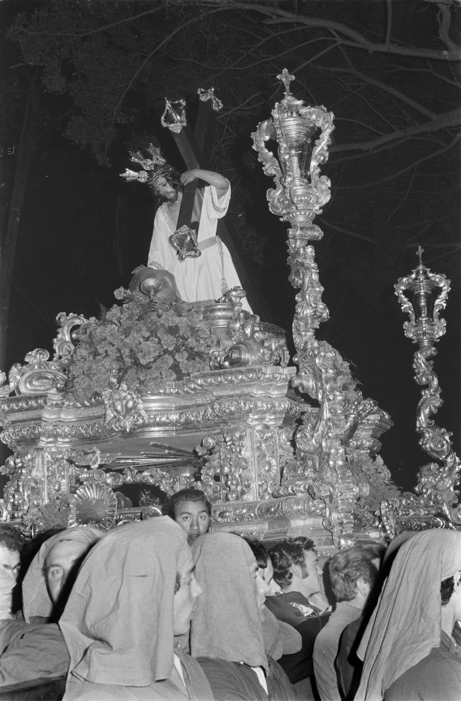 Desde 1965 hasta 1990, El Chiquito lució esta singular prenda que lo asemejaba a la popular imagen de Jesús Cautivo. Su sustitución por una túnica de terciopelo burdeos bordada en oro causó cierta polémica por el rechazo de algunos de sus devotos y vecinos de El Perchel.