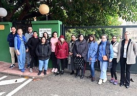 Las familias afectadas se concentraron el martes a primera hora a las puertas del colegio.