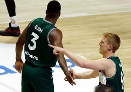 Ejim felicita a Alberto Díaz tras una asistencia del malagueño.