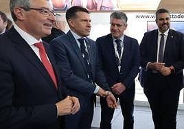 Armijo (segundo por la derecha) en el stand de Costa del Sol en ITB.