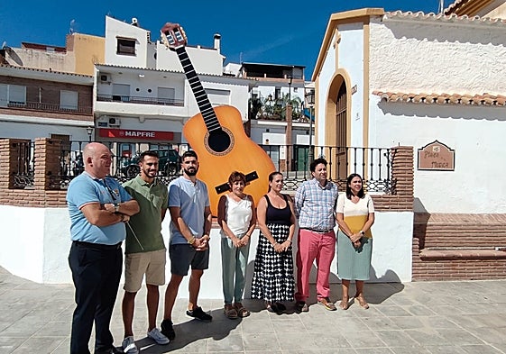 El alcalde benamocarreño, Abdeslam Lucena, con los seis ediles de su gobierno, en la inauguración de los primeros instrumentos el pasado septiembre.
