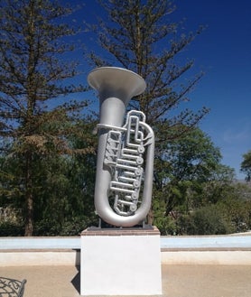 Imagen secundaria 2 - Tres imágenes de los instrumentos gigantes instalados en las calles y plazas de Benamocarra.