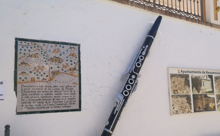 Imagen principal - Tres imágenes de los instrumentos gigantes instalados en las calles y plazas de Benamocarra.