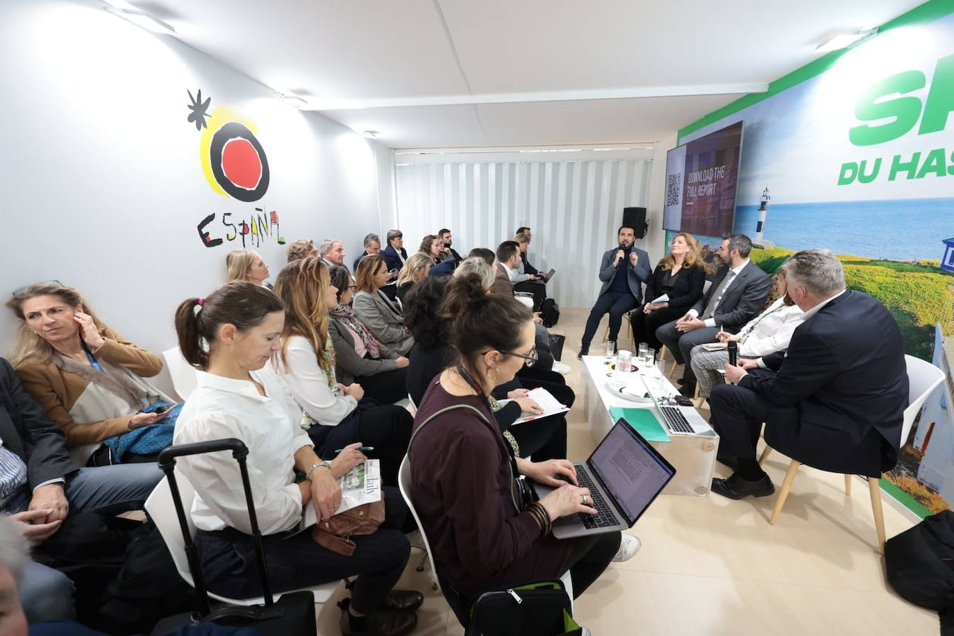 Lleno en en la sala de presentaciones de Turespaña