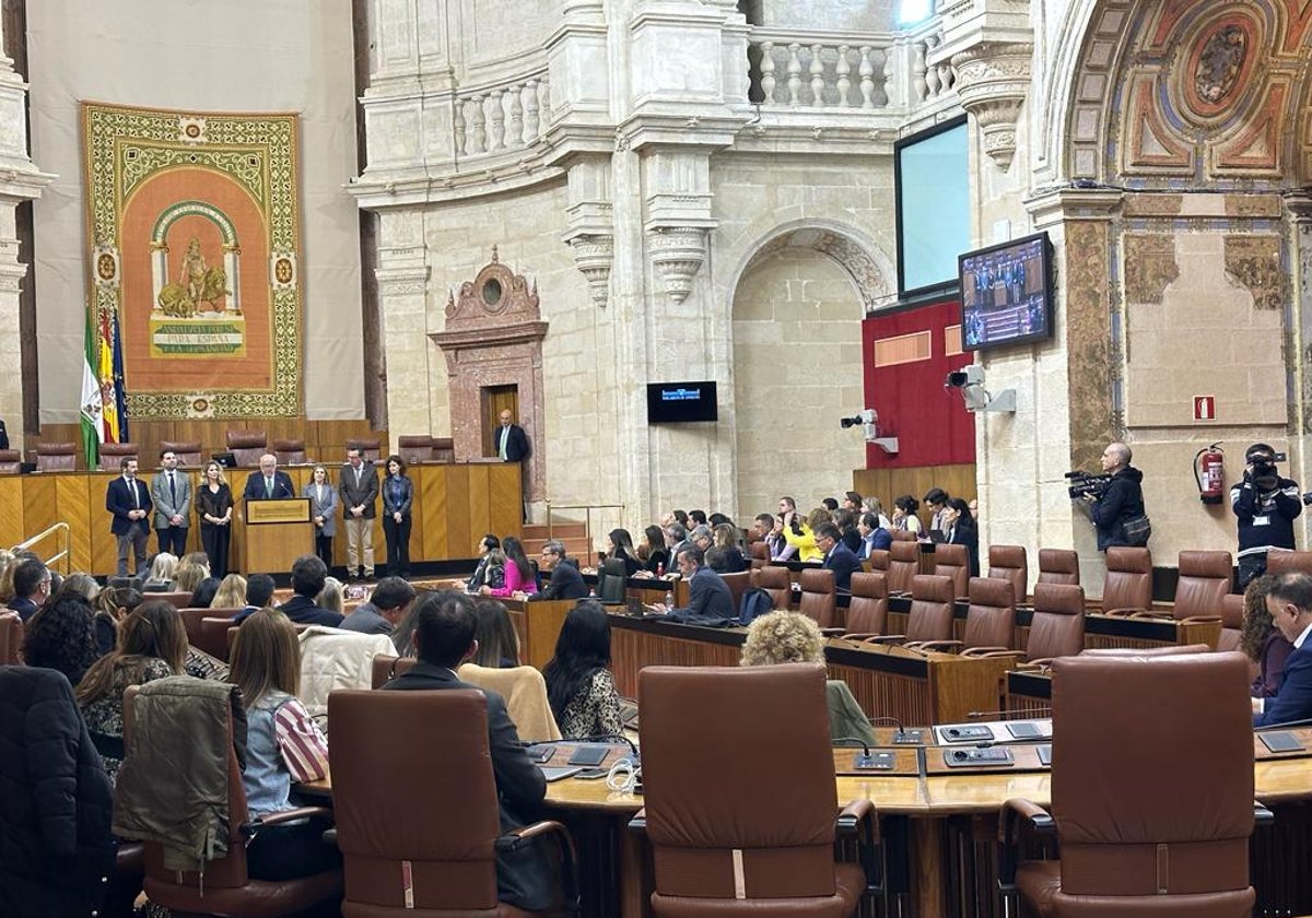 El presidente de la Cámara lee el manifiesto, con los escaños vacíos de Vox a la derecha.