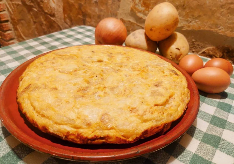 La tortilla que elabora Rufino Abel López, con cebolla.
