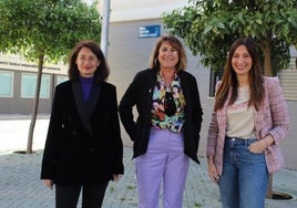 Rosa del Mar Rodríguez, Inmaculada Jabato y Mari NIeves Ramírez, esta mañana en la plaza de la socialista feminista Carmen Olmedo.