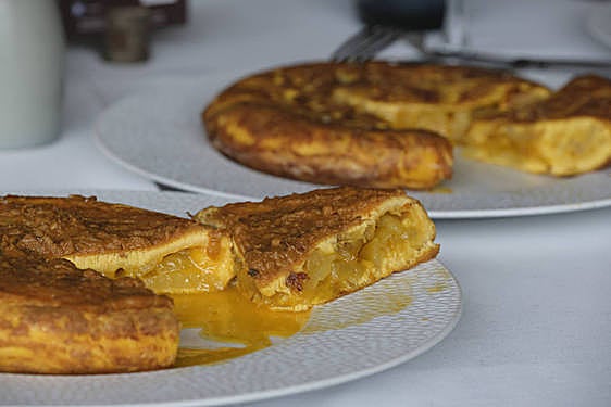 Tortilla de Betanzos (menos cuajada) y otra más tradicional.