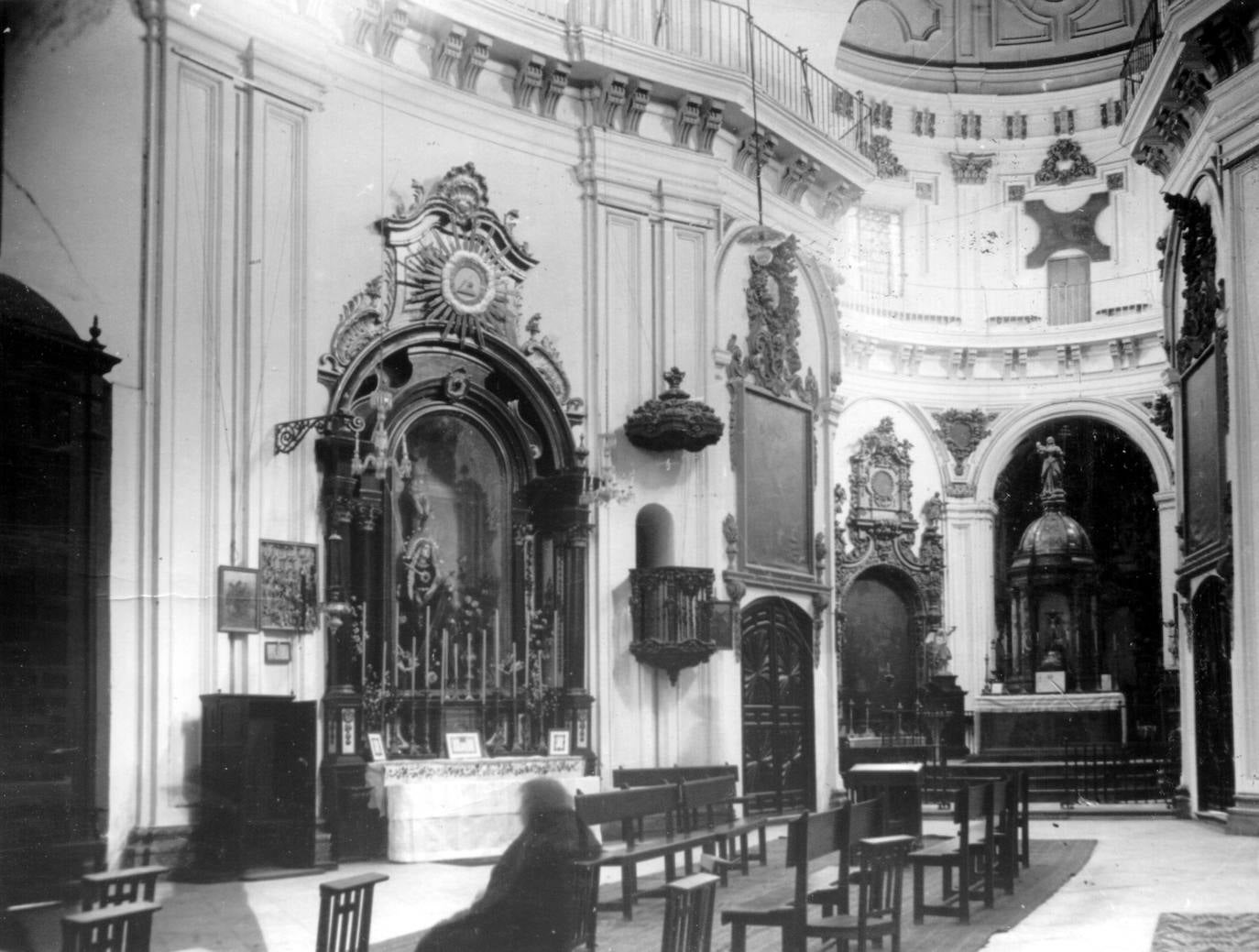 La actual Virgen de los Dolores (Servitas) se ubicaba antes de los actos vandálicos de 1931 en el camarín que hoy ocupan los titulares de la Archicofradía de la Sangre, en la parroquia de San Felipe Neri, en el lado del Evangelio. La imagen compartía espacio con un pequeño Crucificado, atribuido al escultor Pedro de Mena. Allí permaneció hasta el mismo día del saqueo e incendio de San Felipe, si bien se salvó de la quema gracias a que fue de inmediato escondida en una casa particular, donde quedó custodiada hasta 1932.