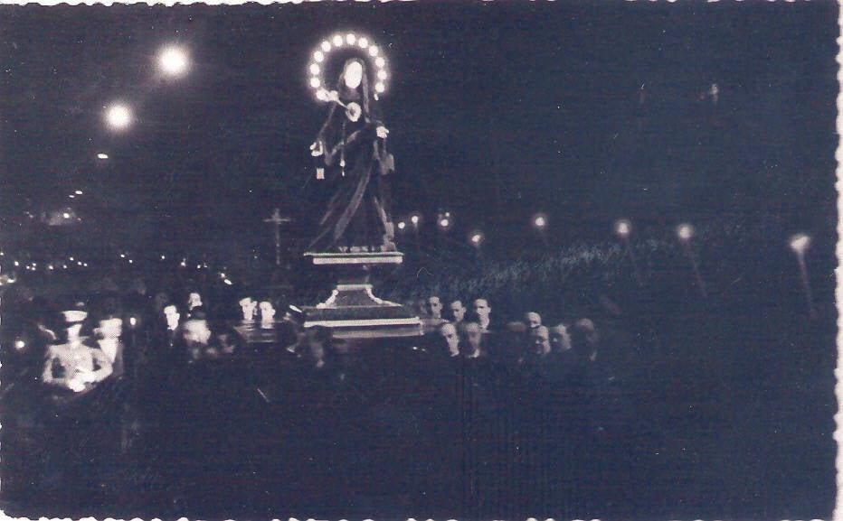 La Virgen de los Dolores, obra de Fernando Ortiz (hacia 1743-1756), procesionaba durante la posguerra en una sencilla peana de carrete que, al igual que ahora, era portada por miembros de la Orden Tercera de los Siervos de María (Servitas). La efigie mariana, ataviada de luto, exhibe un halo de catorce estrellas, iluminadas con luces, y un corazón traspasado por un puñal, ejecutado por Manuel Seco Velasco en 1948. En una de las manos muestra el escapulario de la Orden.