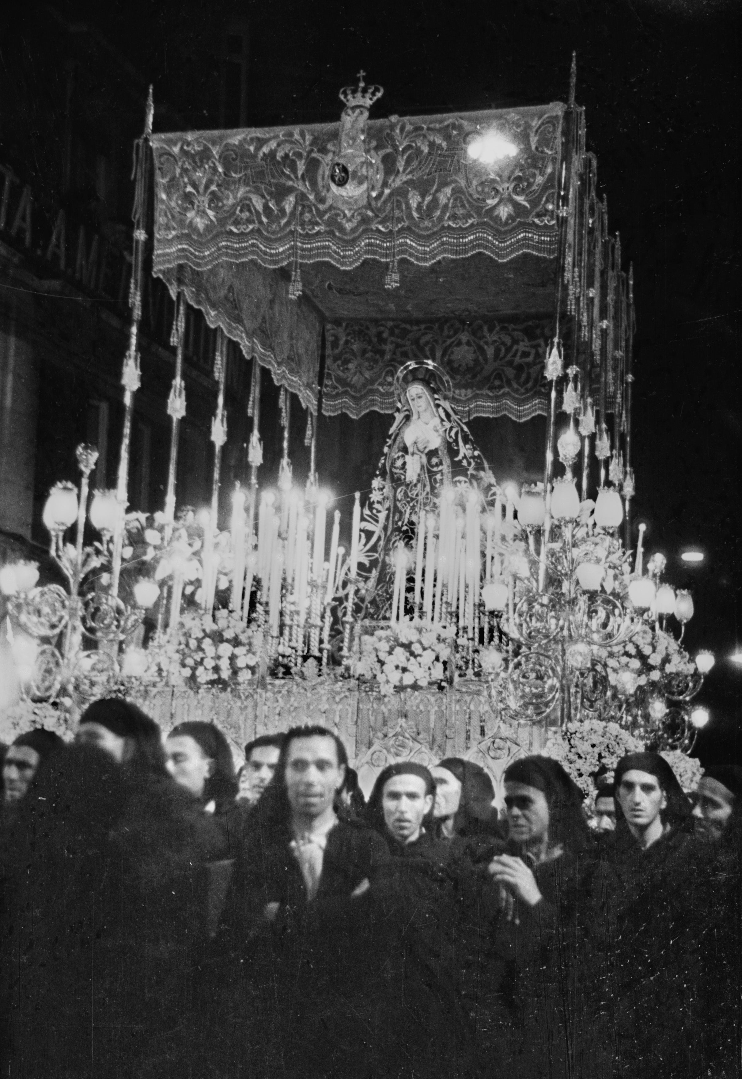 La Virgen de la Soledad, de José Merino Román, procesionó por primera vez el Viernes Santo de 1939, coincidiendo con el estreno del palio de malla de plata con bordados en oro, pieza reemplazada en 2003 por el baldaquino actual (no lució en la calle hasta el año 2005, a causa de las inclemencias meteorológicas), debido a los talleres de bordado La Trinidad, cuya traza recuerda a la obre anterior. El palio referido fue confeccionado por las monjas del Servicio Doméstico. Los trabajos consistieron en el pasado de los bordados del primitivo conjunto de terciopelo negro al nuevo soporte de malla. El estreno de la pieza se produjo en el antiguo trono neogótico que sacó la Dolorosa desde 1922 a 1949, con la salvedad de los años de paréntesis procesional motivado por los disturbios ocurridos en la década de los 30.