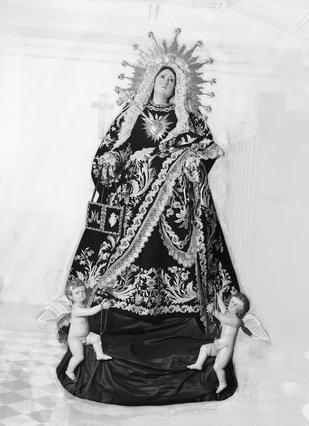 Magnífica instantánea de la Virgen de los Dolores (Servitas) luciendo su terno bordado.