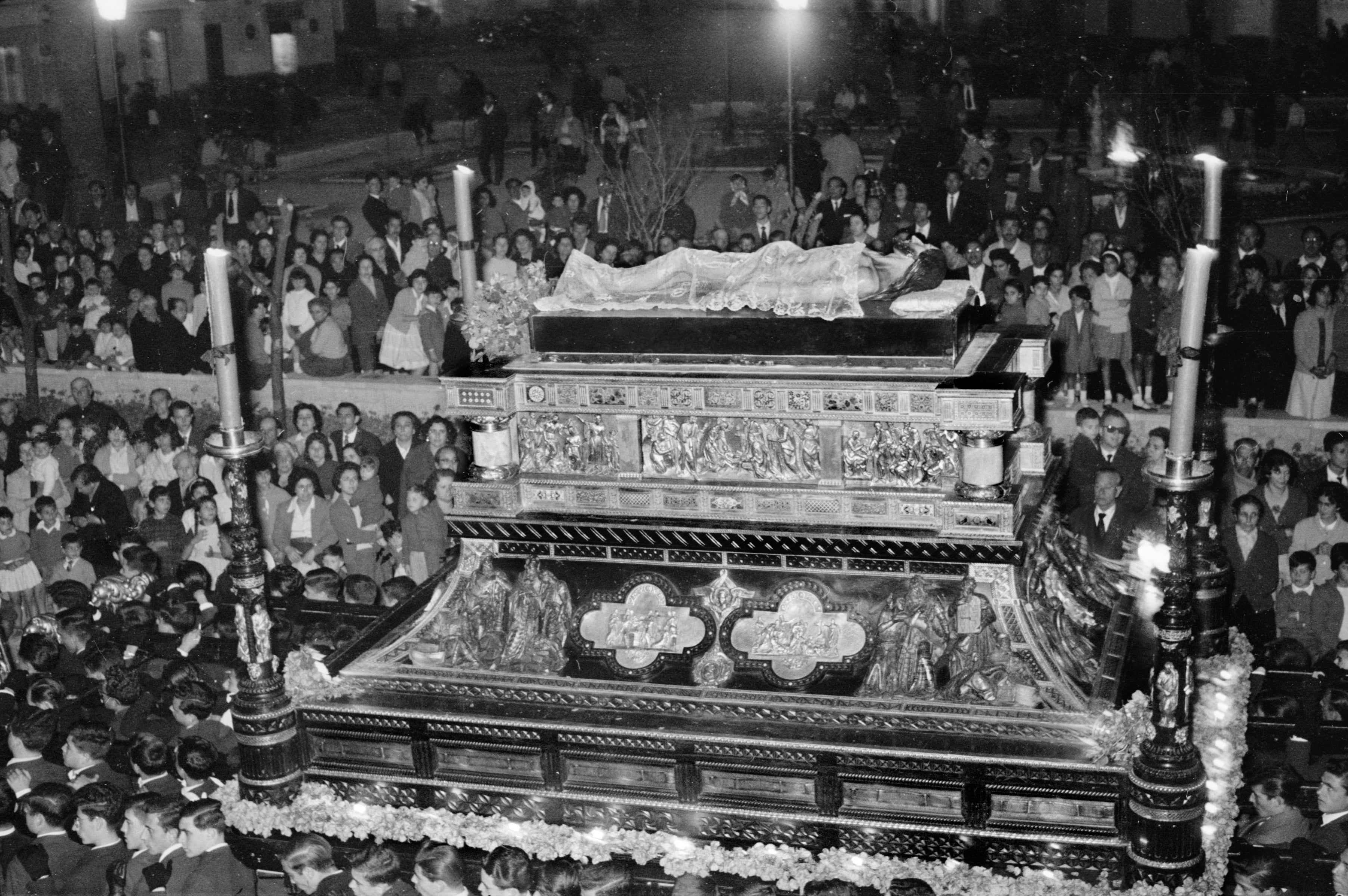 La hermandad fue erigida en el santuario de la Victoria en 1893. Su primera salida procesional la efectuó el Viernes Santo de 1898. Su pertenencia al templo victoriano se prolongó hasta 1965, que es cuando se trasladó a la iglesia de los Mártires. La presente fotografía se corresponde con una de las últimas procesiones realizadas desde la Victoria. Concretamente, data de 1960. El trono del Santo Sepulcro iba camino del Centro, con el Jardín de los Monos al fondo.