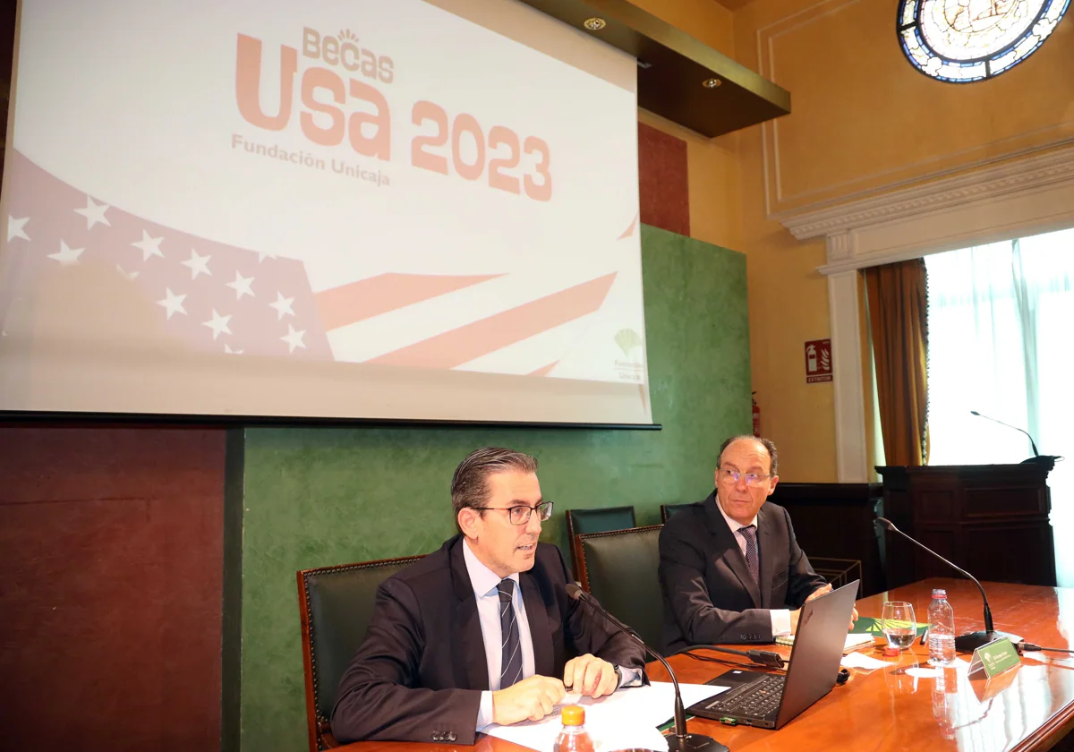 Sergio Corral, director general de la Fundación Bancaria Unicaja, y Enrique León, director general de Aston Herencia, en la presentación del programa de Becas USA.