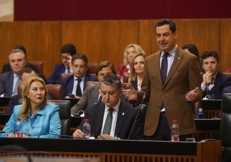 El presidente de la Junta, Juanma Moreno, durante su intervención en la sesión de control