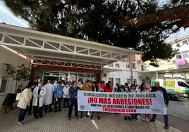 Profesionales sanitarios, este jueves a las puertas del centro de salud de Nerja.