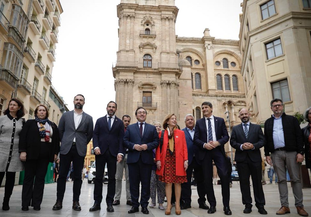 Albares junto a Pérez, concejales socialistas y los delegados del Gobierno en Andalucía y la provincia.