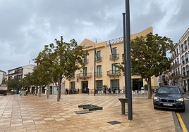 Fachada principal del Ayuntamiento veleño en la plaza de Las Carmelitas.